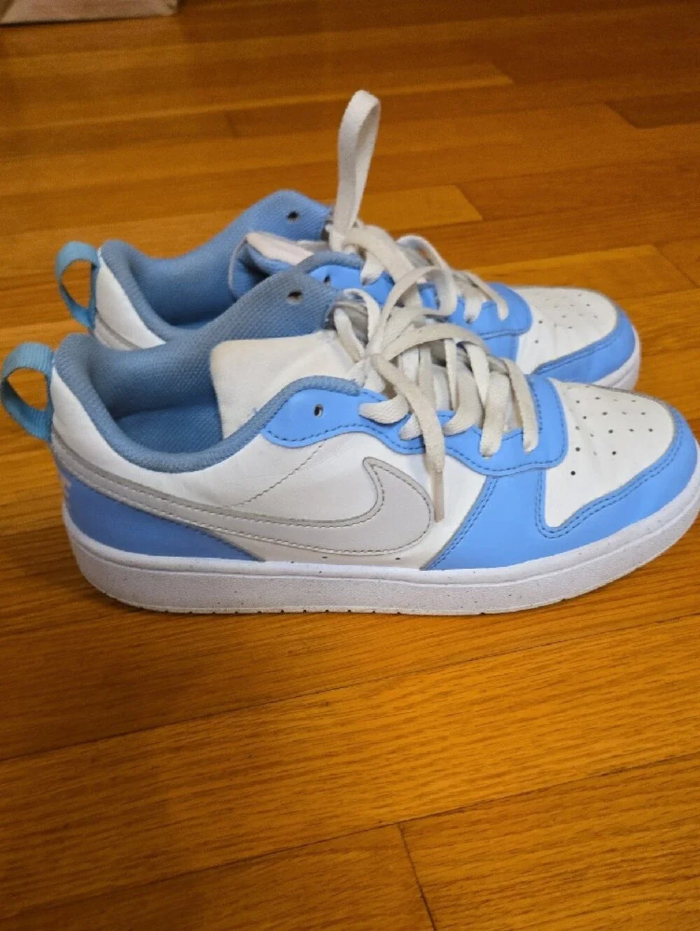Nike Kids Youth Low-Top Sneakers in White and Light Blue